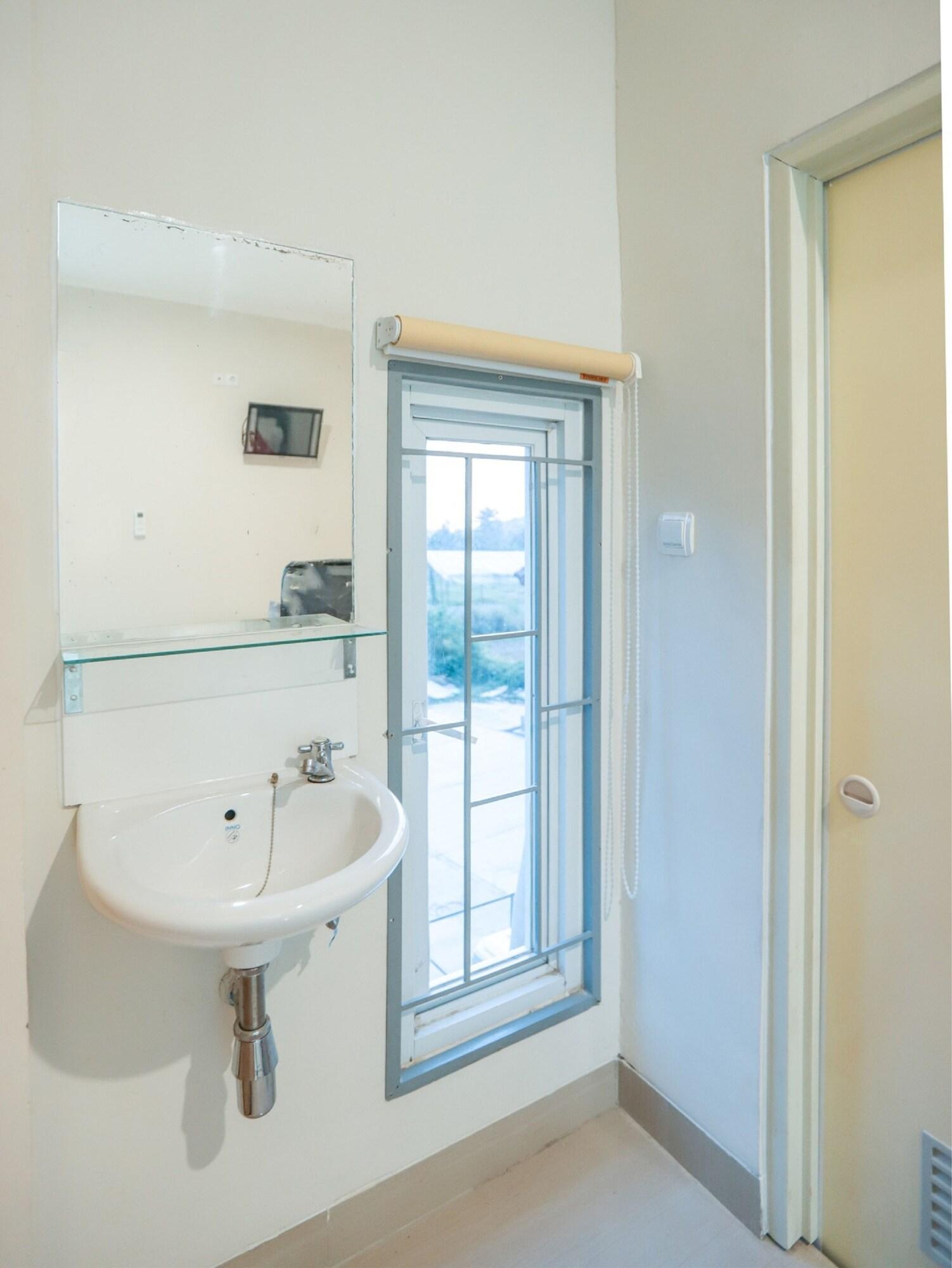 Oyo 387 Alfa Guest House Tegal  Екстер'єр фото